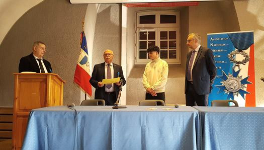 Remise d'un bon cadeau pour le 1er prix du Civisme de l’ANMON