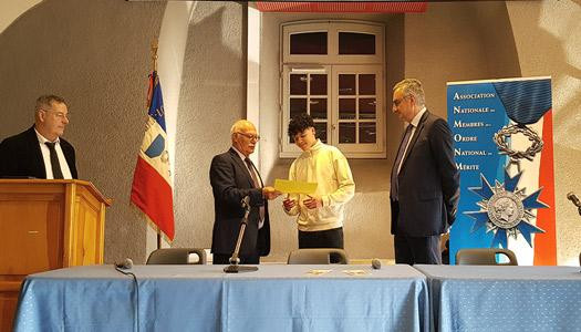 Remise d'un bon cadeau pour le 1er prix du Civisme de l’ANMON